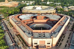 Lok Sabha Election: भारत में लगातार बढ़ रही सांसदों की उम्र, युवा देश में बुजुर्ग संसद क्यों ? Lok Sabha Election: भारत में लगातार बढ़ रही सांसदों की उम्र, युवा देश में बुजुर्ग संसद क्यों ?