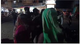 अखाड़े में तब्दील हुई सड़क ! नशे में धुत लोगों ने जमकर काटा बवाल, महिलाओं ने बरसाए लट्ठ&nbsp;