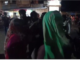 अखाड़े में तब्दील हुई सड़क ! नशे में धुत लोगों ने जमकर काटा बवाल, महिलाओं ने बरसाए लट्ठ 