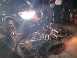 तेज रफ्तार BMW ने मोटरसाइकिल सवारों को मारी टक्कर, 1 की मौत, दो की हालत गंभीर तेज रफ्तार BMW ने मोटरसाइकिल सवारों को मारी टक्कर, 1 की मौत, दो की हालत गंभीर
