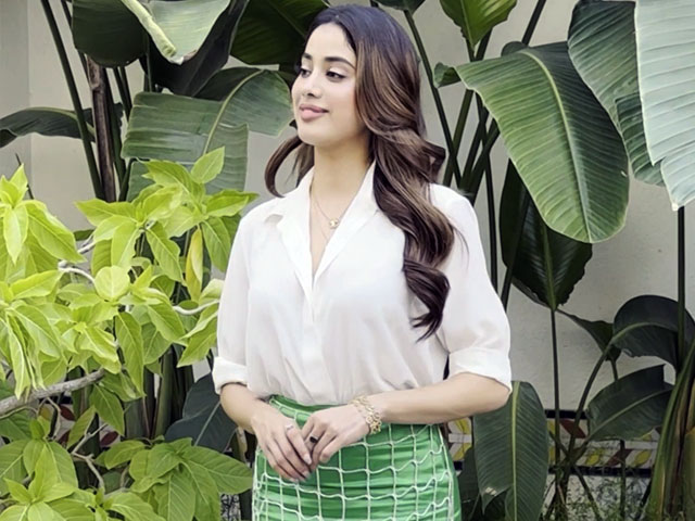 The One Where Janhvi Kapoor Asked Paparazzi To Recreate LOL Moment