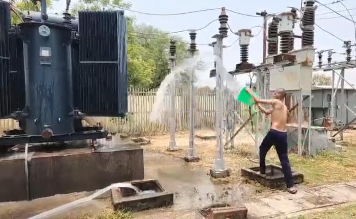गर्मी का सितम! बिजली घर में ट्रांसफार्मर पर पानी का छिड़काव, कूलर से कर रहे ठंड़ा; देखें VIDEO