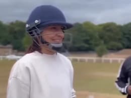 क्रिकेट खेलते हुए पति विराट कोहली की इस चीज को कॉपी कर रही थीं अनुष्का शर्मा, हुईं नाकाम तो फैंस बोले- किंग किंग होता है क्रिकेट खेलते हुए पति विराट कोहली की इस चीज को कॉपी कर रही थीं अनुष्का शर्मा, हुईं नाकाम तो फैंस बोले- किंग किंग होता है