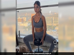 Sreejita De's High-Energy Dumbbell Squats Are The Glutes Exercise That You'll Hate To Love Sreejita De's High-Energy Dumbbell Squats Are The Glutes Exercise That You'll Hate To Love