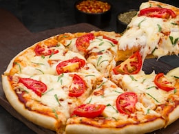 Make This Street-Style Pizza At Home And Enjoy Snacking!