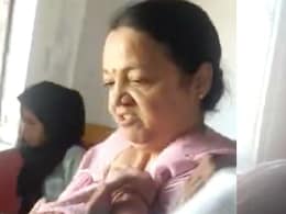 VIDEO: स्कूल प्रिंसिपल ने देर से आने पर टीचर को पीटा, आगरा की घटना का वीडियो हुआ वायरल