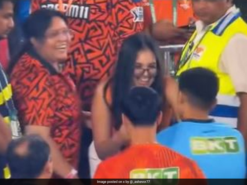 Shubman Gill's Gesture For Abhishek Sharma's Mom Breaks Internet, SRH Star's Sister All Smiles. Watch