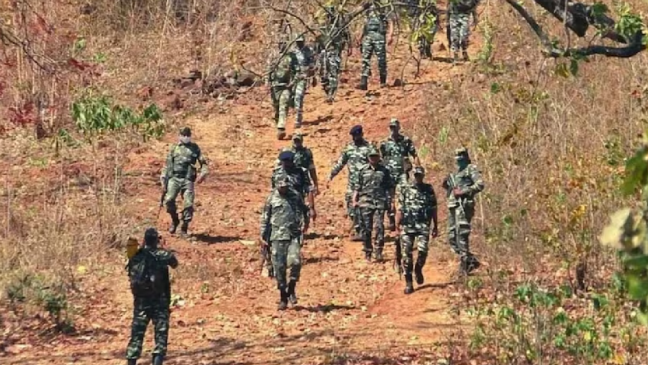 Dantewada Naxal Encounter: मुठभेड़ में लाखों के 8 इनामी नक्सली हुए ढेर