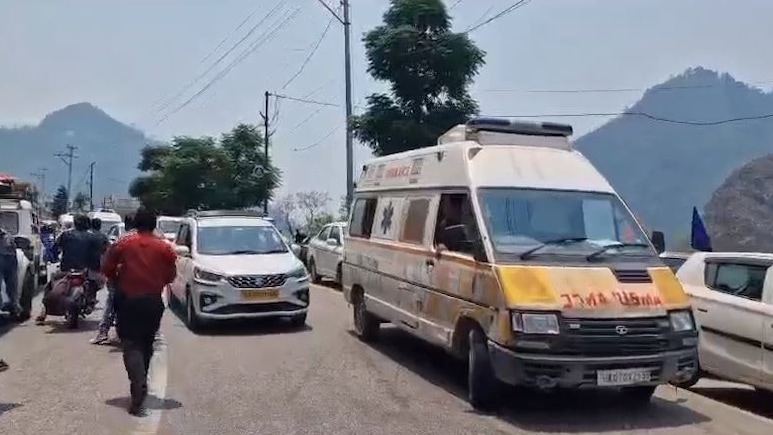 उत्तराखंड में बद्रीनाथ हाईवे पर बड़ा सड़क हादसा, नदी में जा गिरा टेम्पो ट्रैवलर, 8 की मौत