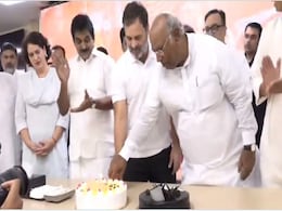 राहुल गांधी ने जन्मदिन पर काटा केक, खरगे, प्रियंका समेत कई दिग्गज नेताओं ने दी बधाई राहुल गांधी ने जन्मदिन पर काटा केक, खरगे, प्रियंका समेत कई दिग्गज नेताओं ने दी बधाई