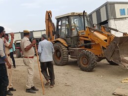 नदी में मिले पशुओं के कंकाल, प्रशासन ने बूचड़खाने पर चलाया बुलडोजर