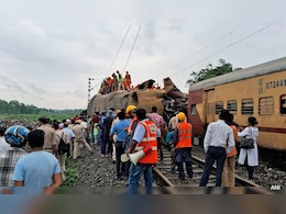 रेल्वे तिकीट बुक करताना इन्शुरन्स कसे काढावे? 45 पैशांमध्ये मिळतो 10 लाखांपर्यंतचा क्लेम रेल्वे तिकीट बुक करताना इन्शुरन्स कसे काढावे? 45 पैशांमध्ये मिळतो 10 लाखांपर्यंतचा क्लेम