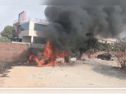 उत्तराखंड : हलद्वानी के गोदाम में लगी आग में तीन गाड़िया जलकर राख उत्तराखंड : हलद्वानी के गोदाम में लगी आग में तीन गाड़िया जलकर राख