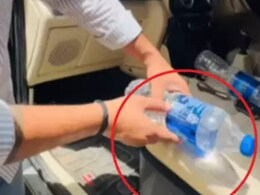 देखें इस भीषण गर्मी में एक पानी की बोतल कैसे गाड़ी को बना सकती है आग का गोला, भूल से भी न करें ये गलती देखें इस भीषण गर्मी में एक पानी की बोतल कैसे गाड़ी को बना सकती है आग का गोला, भूल से भी न करें ये गलती