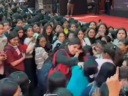 यूनिवर्सिटी को बताया बेकार तो छिड़ गई जंग! आपस में भिड़ी लड़कियां, जमकर हुई मारपीट, देखें VIDEO यूनिवर्सिटी को बताया बेकार तो छिड़ गई जंग! आपस में भिड़ी लड़कियां, जमकर हुई मारपीट, देखें VIDEO