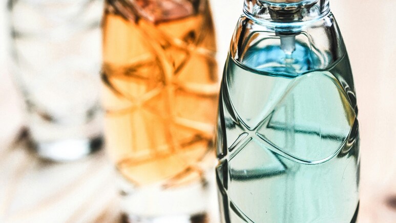 गर्मी में नहीं आएगी पसीने की बदबू, इन लग्ज़री परफ्यूम को आज ही अपना बना लें