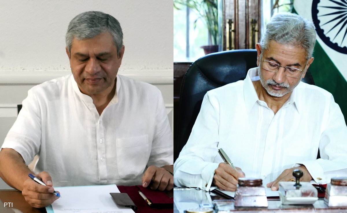 S Jaishankar Signs In As Foreign Minister, Ashwini Vaishnaw Takes Charge Too S Jaishankar Signs In As Foreign Minister, Ashwini Vaishnaw Takes Charge Too