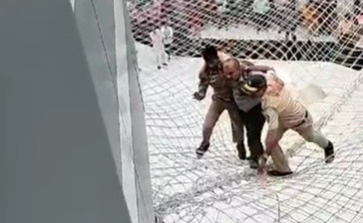 Man, 52, Gets Down Safety Net At State Secretariat In Mumbai To Protest