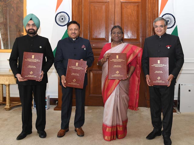 Chief Election Commissioner Rajiv Kumar, His Colleagues Meet President Murmu