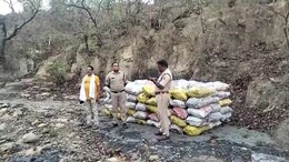 Illegal Coal Mining: माफियाओं के हौसले बुलंद; बंद कोयला खदानों से अवैध खनन, पुलिस ने जब्त की&nbsp;200 बोरी कोयला