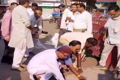 कांग्रेस ने सड़कों के गड्ढे भरकर नगर निगम को दिया अल्टिमेंटम