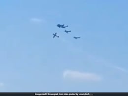 VIDEO: हवा में 'मौत का एयर शो', टकरा गए विमान, पायलट की गई जान VIDEO: हवा में 'मौत का एयर शो', टकरा गए विमान, पायलट की गई जान