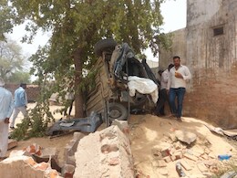 भीषण सड़क हादसा: तेज स्पीड में पेड़ से टकराई कार, उड़े परखच्चे; दो छात्रों की मौत