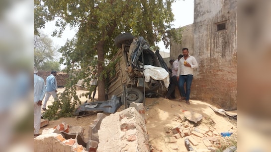 भीषण सड़क हादसा: तेज स्पीड में पेड़ से टकराई कार, उड़े परखच्चे; दो छात्रों  की मौत | kotputli Horrible road accident Car collided with tree at high  speed shattered into pieces two