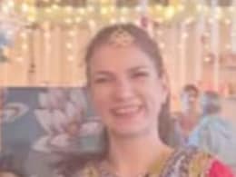 सलवार सूट पहन देसी अंदाज में स्विट्जरलैंड के होटल में खाना परोसती दिखीं वेट्रेस, यूजर्स ने पूछा- खाना कैसा है? सलवार सूट पहन देसी अंदाज में स्विट्जरलैंड के होटल में खाना परोसती दिखीं वेट्रेस, यूजर्स ने पूछा- खाना कैसा है?