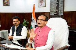 Shivraj Singh Chouhan Travels In Train From Delhi To Bhopal Shivraj Singh Chouhan Travels In Train From Delhi To Bhopal