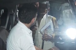 Rahul Gandhi Wins Hearts As He Stops Car, Talks To An Old Party Worker In Delhi Rahul Gandhi Wins Hearts As He Stops Car, Talks To An Old Party Worker In Delhi