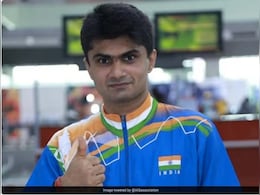 जन्म से दिव्यांग, पिता के गम में चुनी UPSC की राह, अब दुनिया के नंबर-1 पैरा बैटमिंटन प्लेयर बने ये IAS अफसर