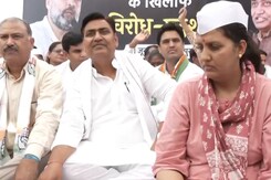 NEET में गड़बड़ी पर कांग्रेस का प्रदर्शन, डोटासरा भी आए नजर NEET में गड़बड़ी पर कांग्रेस का प्रदर्शन, डोटासरा भी आए नजर