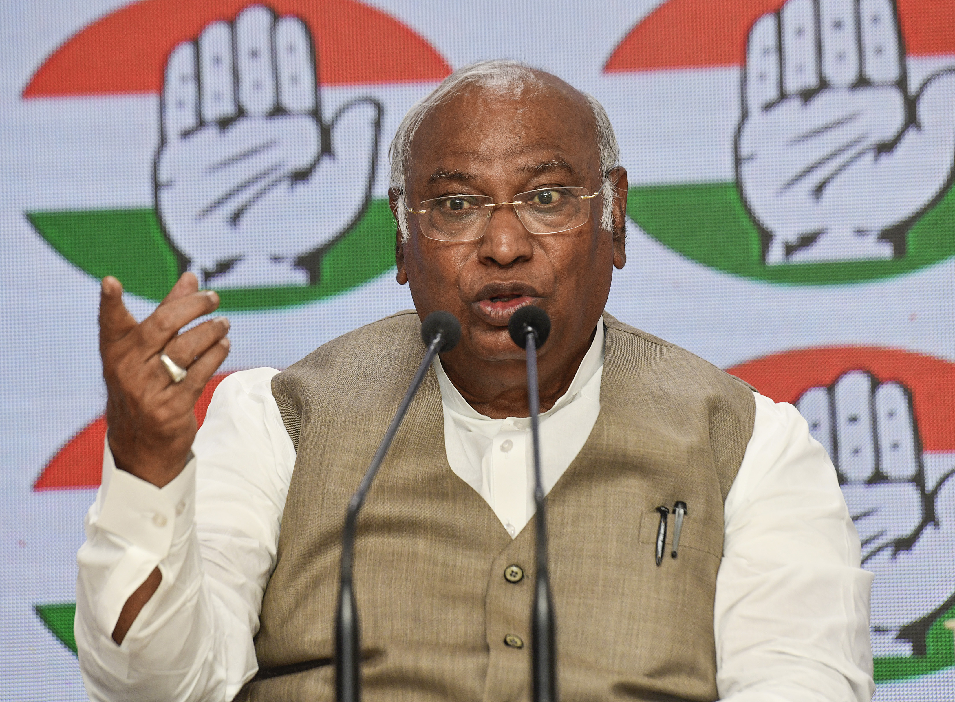 लद्दाख के हालातों को लेकर कांग्रेस का केंद्र सरकार पर हमला, सोनम वांगचुक की गिरफ्तारी को गलत बताया