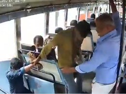 चलती बस से गिरने ही वाला था शख्स, तभी टिकट काटते हुए कंडक्टर ने ऐसे बचाई पैसेंजर की जान, लोगों को याद आ गए रजनीकांत चलती बस से गिरने ही वाला था शख्स, तभी टिकट काटते हुए कंडक्टर ने ऐसे बचाई पैसेंजर की जान, लोगों को याद आ गए रजनीकांत