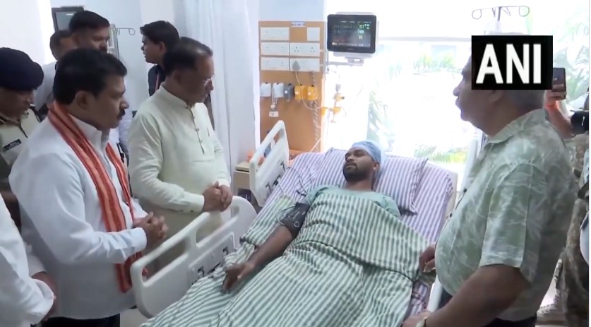 नारायणपुर मुठभेड़ में घायल जवान को देखने अस्पताल पहुंचे सीएम और डिप्टी सीएम, इस मुठभेड़ में मारे गए थे 8 नक्सली