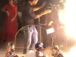 जलते पटाखों के बीच रोती-बिलखती बच्ची को छोड़ पत्नी को बचाने लगा शख्स, देख भड़के लोग जलते पटाखों के बीच रोती-बिलखती बच्ची को छोड़ पत्नी को बचाने लगा शख्स, देख भड़के लोग