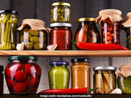 किचन में रखे डिब्बों में जम गई है चिकनाई? ये घरेलू उपाय आएंगे आपके काम