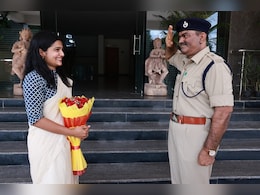 गर्व से चौड़ा हो गया सीना, पढ़ें IPS पिता की सलामी पाने वाली IAS बिटिया की कहानी गर्व से चौड़ा हो गया सीना, पढ़ें IPS पिता की सलामी पाने वाली IAS बिटिया की कहानी
