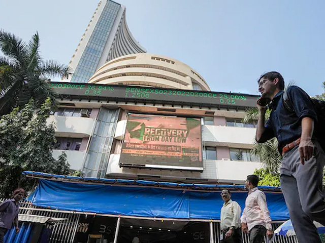 Stock Market Today: शेयर बाजार में आज हल्की बढ़त, सेंसेक्स 100 अंक चढ़ा, निफ्टी 25,200 के पार