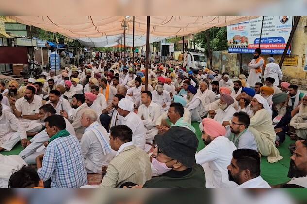 धरने पर बैठे किसान धरने पर बैठे किसान