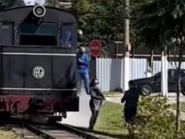 चलती ट्रेन के सामने वीडियो बनाने में मशगूल थी इंफ्लूएंसर, जान बचाने के लिए ड्राइवर ने किया कुछ ऐसा वायरल हो गया VIDEO