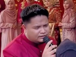 इंडोनेशिया की एक शादी में लगा बॉलीवुड गाने का तड़का, SRK की इस फिल्म का गाना गाकर सिंगर ने लूट ली महफिल इंडोनेशिया की एक शादी में लगा बॉलीवुड गाने का तड़का, SRK की इस फिल्म का गाना गाकर सिंगर ने लूट ली महफिल