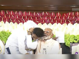 NDA की बैठक में चिराग पासवान ने छुए पैर, मोदी ने प्यार से गले लगा लिया NDA की बैठक में चिराग पासवान ने छुए पैर, मोदी ने प्यार से गले लगा लिया