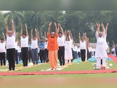 उत्तर प्रदेश : राज्यपाल आनंदीबेन पटेल और मुख्यमंत्री योगी आदित्यनाथ ने किया प्राणायाम आसन