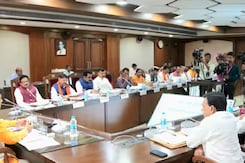 MP Cabinet Decisions: मंत्रियों के इनकम टैक्स नहीं भरेगी सरकार, जानिए कितने पैसों की होगी बचत? MP Cabinet Decisions: मंत्रियों के इनकम टैक्स नहीं भरेगी सरकार, जानिए कितने पैसों की होगी बचत?