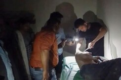 Jhansi News: UP के झांसी में दिखा सरकारी अस्पताल का हाल, बिजली नहीं तो टॉर्च की रोशनी में इलाज Jhansi News: UP के झांसी में दिखा सरकारी अस्पताल का हाल, बिजली नहीं तो टॉर्च की रोशनी में इलाज