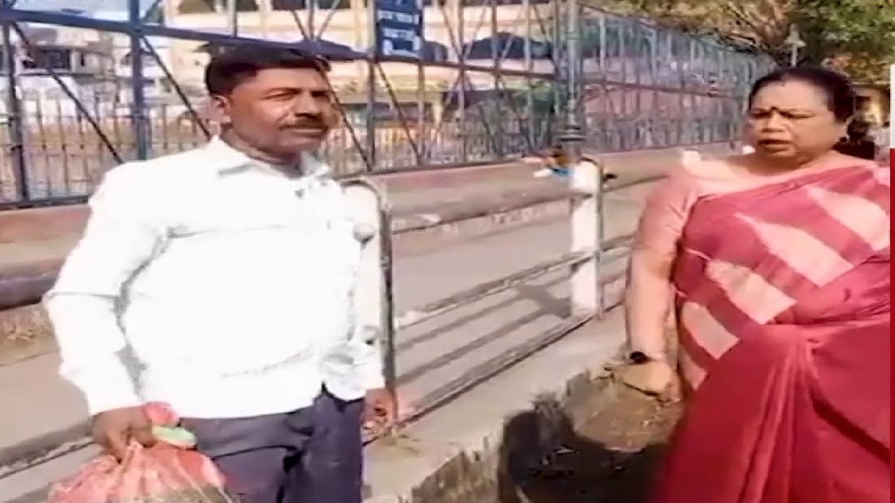 भोपाल में तालाब में कचरा फेंका, भड़कीं महापौर, मंगवाई माफी