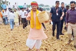 सीएम विष्णुदेव साय ने खेत में की धान की बुआई, वीडियो वायरल