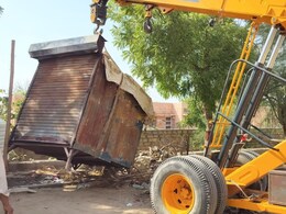 जैसलमेर में चला नगर परिषद का पीला पंजा, अतिक्रमण के खिलाफ कार्रवाई कर उठा ले गए दर्जनों दुकान